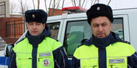Полицейские из Чебаркуля пришли на помощь замерзавшим на трассе жителям Свердловской области - ГИБДД