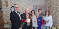 В Усть-Катаве идёт вручение юбилейных медалей ветеранам - Единая Россия