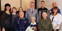 В Челябинске поздравили со столетним юбилеем ветерана труда Клавдию Смирнову - Полит74