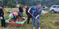 В Карабаше, в рамках партийного проекта «Единой России» «Чистая страна», на детской площадке по улице Тукаева прошёл субботник - Единая Россия