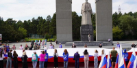 В День флага России в Челябинске развернули гигантский триколор - Вечерний Челябинск
