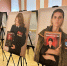 Сотрудники филиала фонда «Защитники Отечества» передали фотовыставку «Семьи героев» в Публичную библиотеку - Правительство Челябинской области
