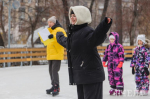 В челябинском парке Терешковой открылся ледовый каток: фоторепортаж «Пчелы»