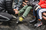 В челябинском парке Терешковой открылся ледовый каток: фоторепортаж «Пчелы»