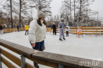 В челябинском парке Терешковой открылся ледовый каток: фоторепортаж «Пчелы»
