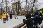 В челябинском парке Терешковой открылся ледовый каток: фоторепортаж «Пчелы»