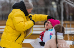 В челябинском парке Терешковой открылся ледовый каток: фоторепортаж «Пчелы»