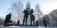 В День Героев Отечества в Челябинске прошла торжественная церемония возложения венков и цветов к памятнику «Защитникам Отечества» - U74.Ru