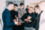Работники ЧТЗ обучают первокурсников ПИШ сборке двигателя