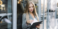 stylish-businesswoman-with-clipboard-city.jpg - Центр Мой бизнес