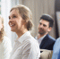 woman-sitting-public-smiling.jpg - Центр Мой бизнес