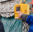Сотрудник и житель поселка у газового счетчика после запуска межпоселкового газопровода - МФЦ