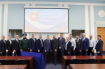 Участники стоят в ряд, позади них экран проектора, Изображение.