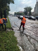 В Челябинске после ливня очищают ливневки на основных улицах