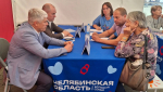 На фото общественная приемная граждан. Глава города и замминистра помогают обратившися участникам фестиваля. Автор фото - Игорь Белоус, администрация Каслинского муниципального округа, Изображение.